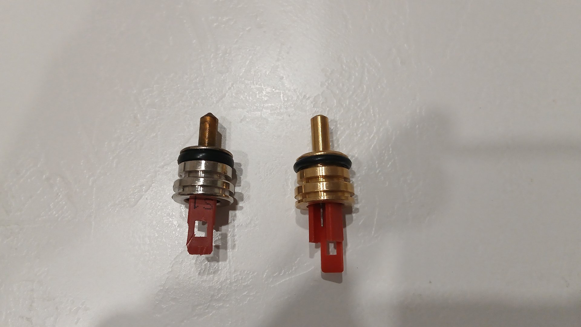 Показываю как выглядит датчик температуры ГВС с котла Baxi Eco Home 24F после 8 лет эксплуатации смотреть онлайн