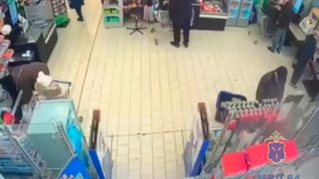 Саратовец вывез в магазинной тележке из гипермаркета автомобильные колеса, фонарь и тепловентилятор смотреть онлайн