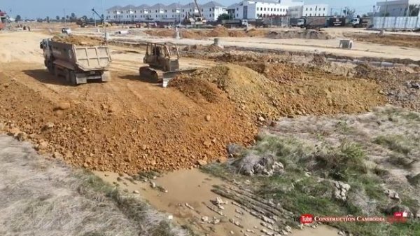 Старый бульдозер Komatsu D58E готовит участок под строительство.