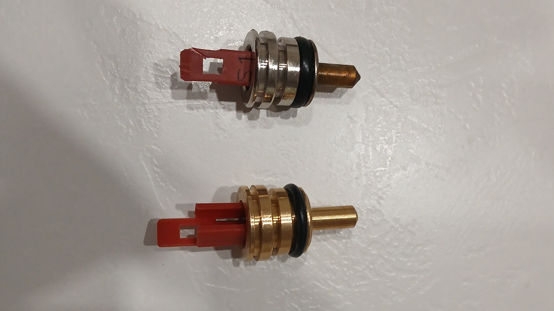 Показываю как выглядит датчик температуры ГВС с котла Baxi Eco Home 24F после 8 лет эксплуатации смотреть онлайн