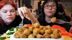 Мукбанг | Пельмени жареные с соусом и овощами | Обжор Асмр