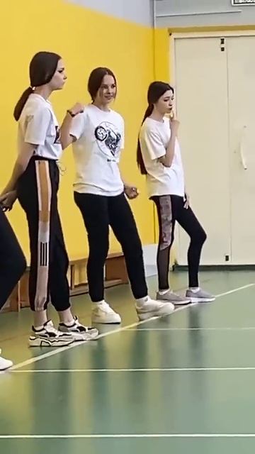 Российская девушка танцует под Распутина смотреть онлайн