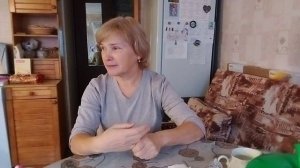 Сижу зарёванная вся__Консервирует все запасы__Жизнь в деревне__