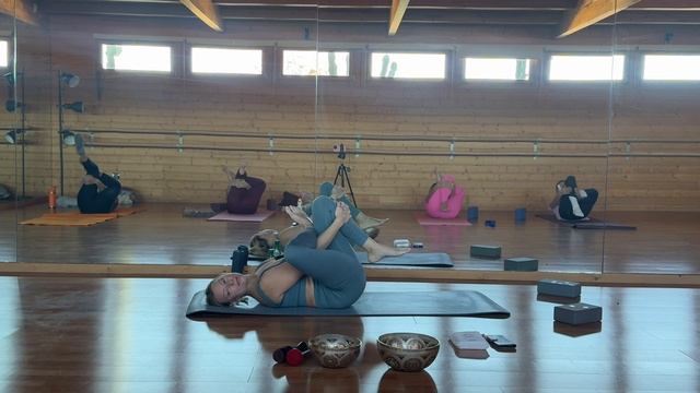 Женская йога на ТБС + медитация Женская энергия смотреть онлайн