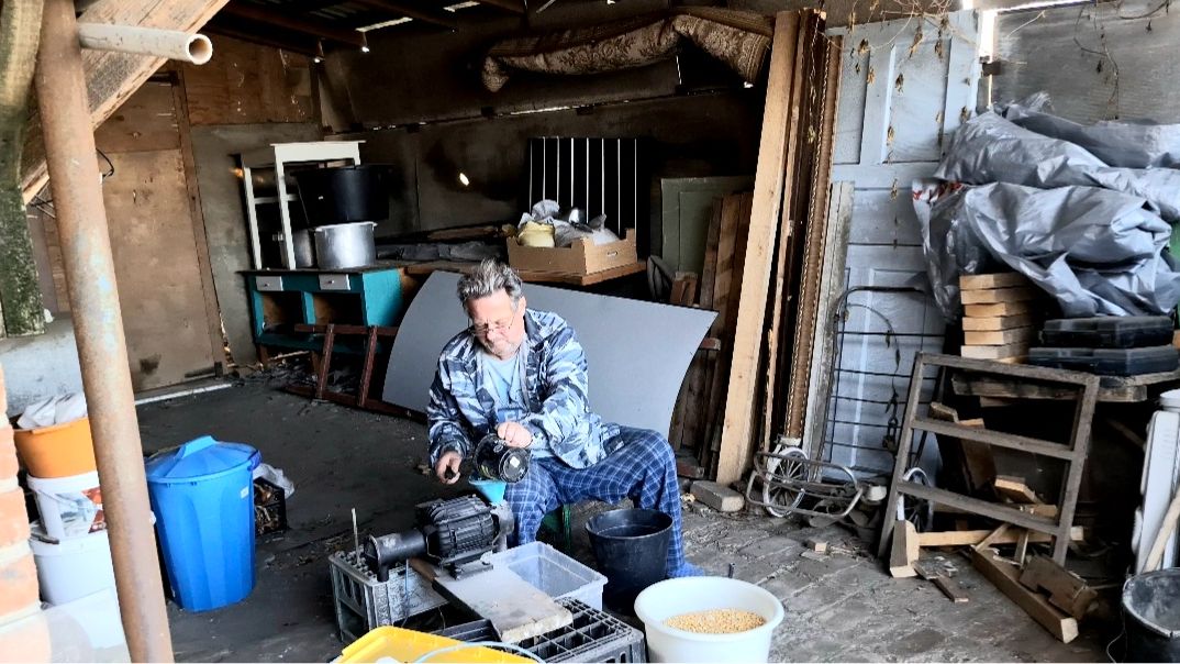 908 Каждый занят своим делом. Трудно. Но справляемся. смотреть онлайн