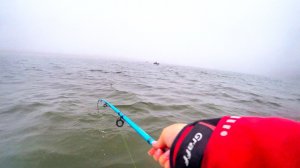 ОН ЗАГИБАЕТ УДОЧКУ ПОД ВОДУ! КИЛОГРАММОВЫЕ ЛЕЩИ ОДИН ЗА ОДНИМ! РЫБАЛКА С ЛОДКИ 2025