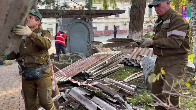 В центре Керчи демонтируют остановочный павильон смотреть онлайн