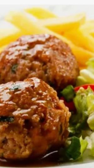 ТЕФТЕЛИ С СОУСОМ ,КАРТОФЕЛЬ ОТВАРНОЙ, ОТБИВНАЯ НА ГРИЛЕ, САЛАТ 