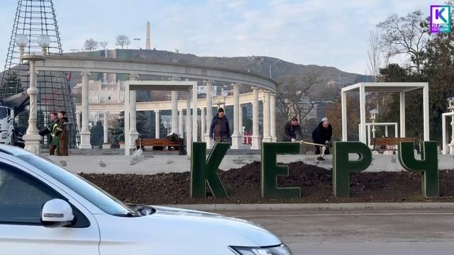 В Керчи подготавливают почву на городских клумбах смотреть онлайн