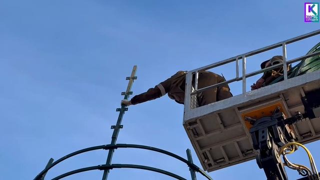 В Керчи продолжается установка самой главной новогодней красавицы - ёлки смотреть онлайн