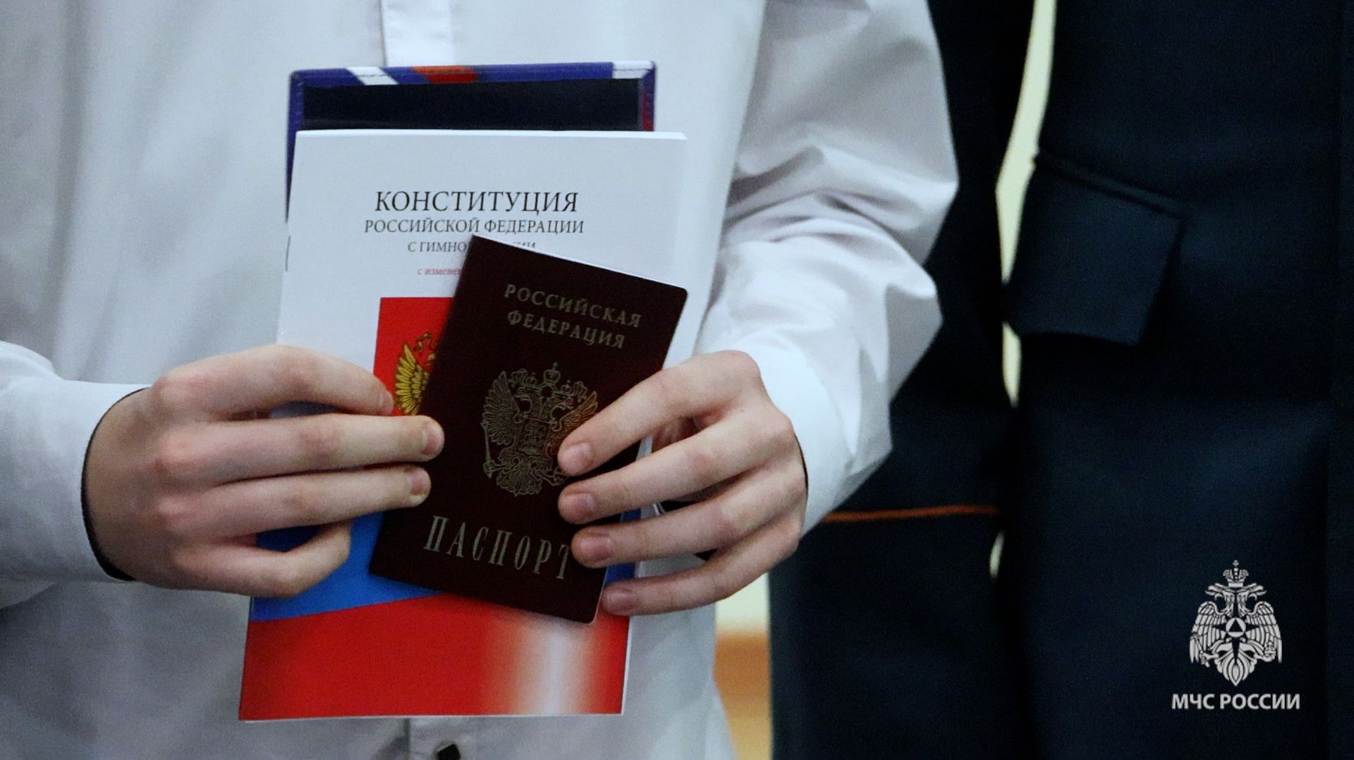 Начальник Главного управления МЧС России вручил паспорта юным кировчанам смотреть онлайн