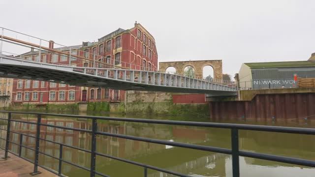 🇬🇧 БАТ, АНГЛИЯ — ПРОГУЛКА В БАТЕ ПО ЭЛЕГАНТНОМУ ГЕОРГИАНСКОМУ ГОРОДУ В ФОРМАТЕ 4K HDR смотреть онлайн