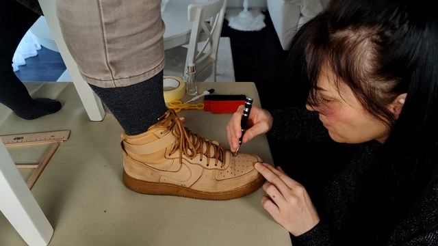 ASMR Shoe Adjustment & Intensive Cleaning смотреть онлайн