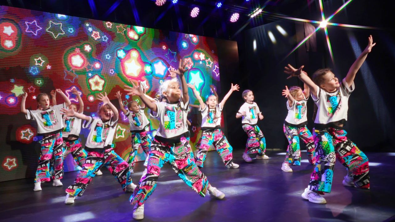 (12+) День матери: праздничный концерт для мытищинских мам провели в ДК «Яуза» смотреть онлайн