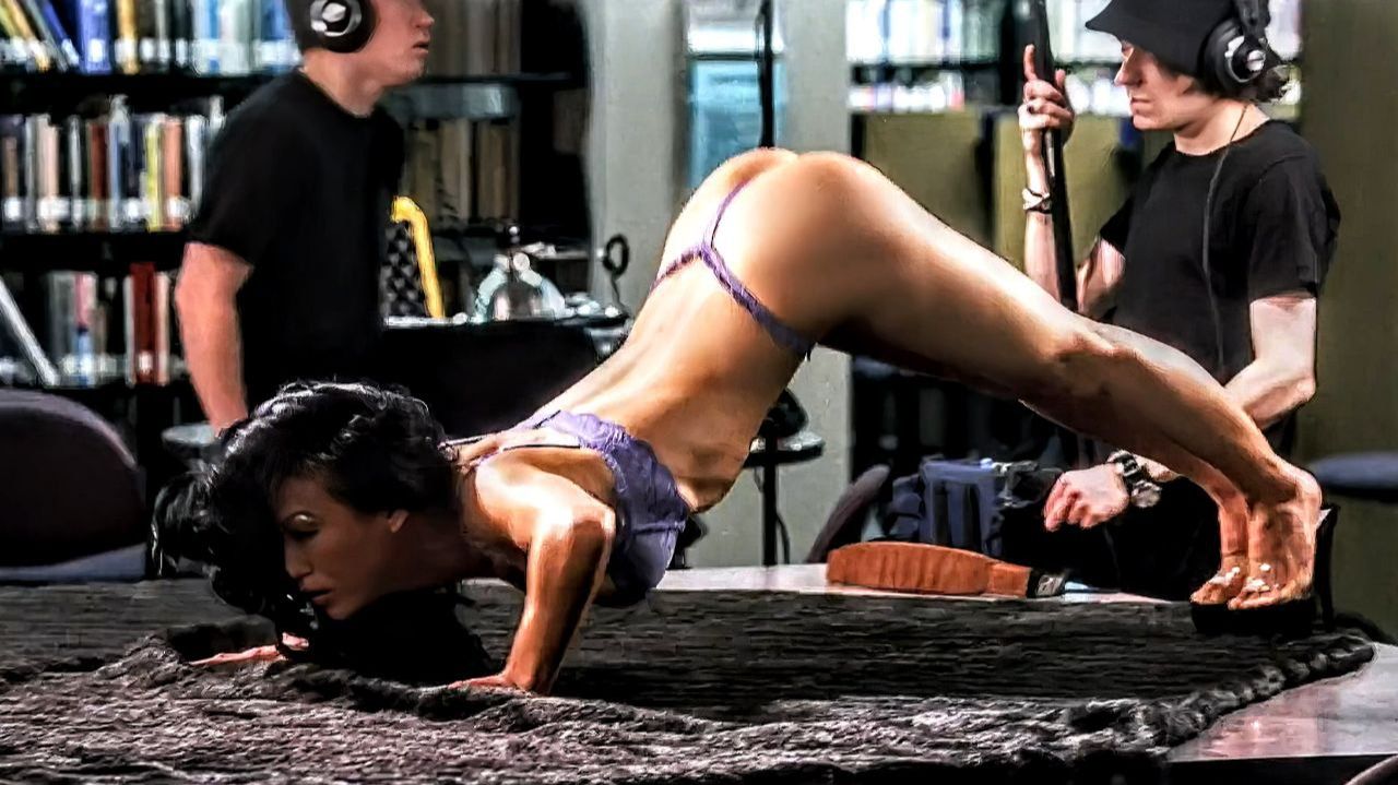 ШКОЛЬНИКИ СНЯЛИ ПОРНО ПРЯМО В ШКОЛЕ / ОБЗОР КОМЕДИИ "СОСЕДКА" смотреть онлайн