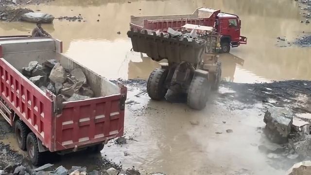 Самый большой камень 😳 Мощный Caterpillar 966, загруженный на самосвал 🗯️ смотреть онлайн