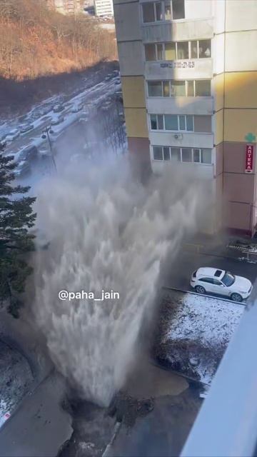 Новый фонтан на Горшкова открыли с таким напором, что его видно даже с Нагорного парк