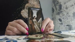 Почему он редко выходит на связь? Расклад Таро