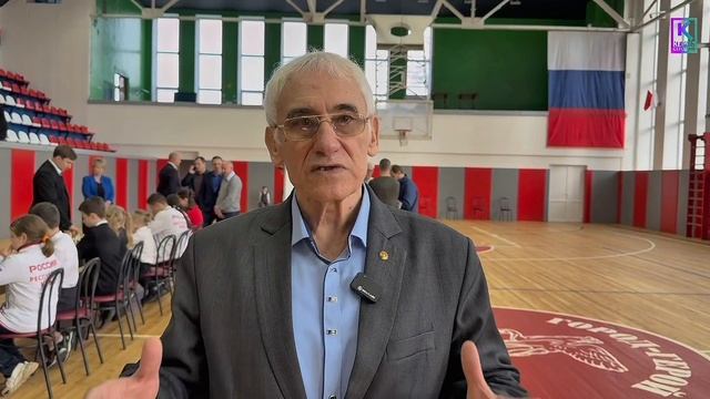 Сергей Карякин в Керчи сыграл с юными шахматистами смотреть онлайн