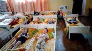 Пробуждение и гимнастика после дневного сна в детском саду