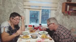 Жизнь в деревне: Семья приготовила еды, вкусно обедаем за столом. Отвечаю на вопросы