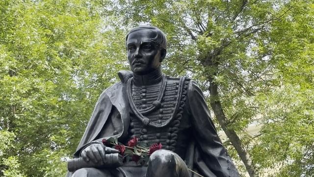 Лермонтов и другие в Лермонтовском сквере на Лермонтовском проспекте в Петербурге