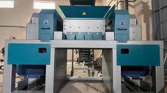 Шредер двухроторный на деревянных поддонах