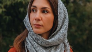 Косынка спицами из букле и шелка