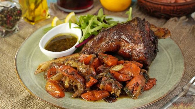 Гармония вкуса для праздничного повода. НОЖКА ЯГНЁНКА, ЗАПЕЧЁННАЯ С ОВОЩАМИ смотреть онлайн