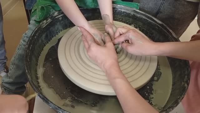 Лепка из глины. Работа на гончарном круге. смотреть онлайн