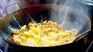 Жареная куриная лапша — уличная еда Бангкока