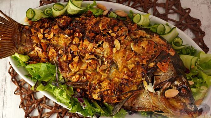 Вкусный тюнинг.) ЗАПЕЧЁННЫЙ КАРП С ЛУКОМ И МИНДАЛЁМ смотреть онлайн