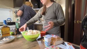 С Леной накрываем стол...