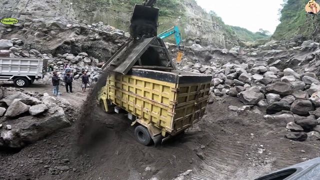 Строительство, экскаватор копает песок смотреть онлайн