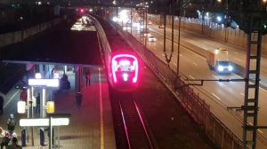 Поезда с моста через железнодорожный путь,  и сцепка вагонов.