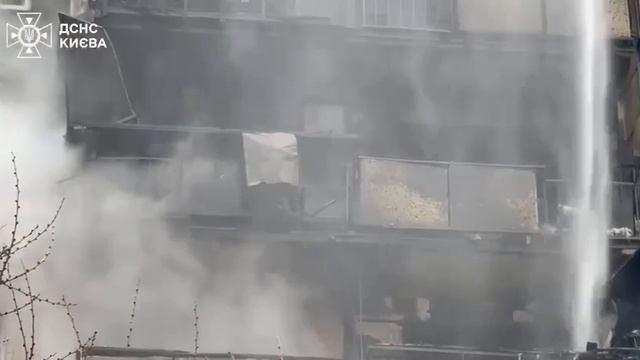 Кадры последствий массированных прилетов в Киеве сегодня ночью. смотреть онлайн