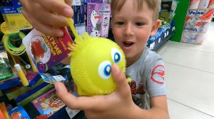 Игрушки для детей в магазине
