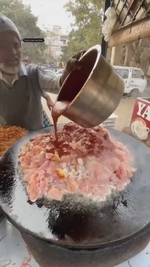 А вот и индийская шаурма подъехала.