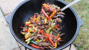 Говяжье сердце с овощами в казане на костре