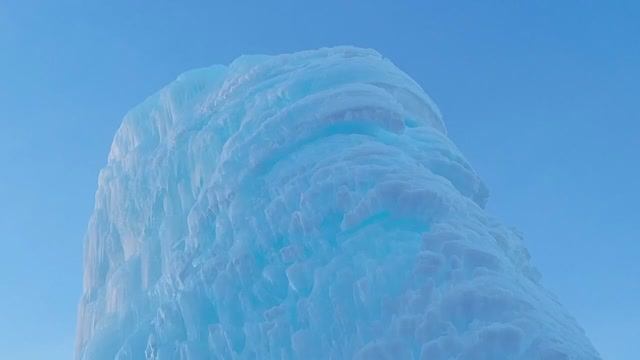 Вот такой высоты, вот такой ширины. Бывает только зимой! Гигантская голубая сосулька! смотреть онлайн