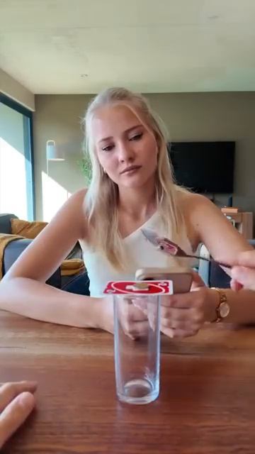 Секрет фокуса - Монетка в стакане смотреть онлайн