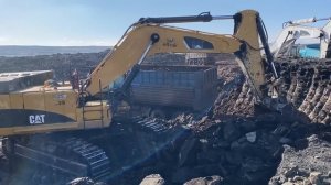 Два экскаватора Caterpillar 385C и 365C загружают каменный уголь.