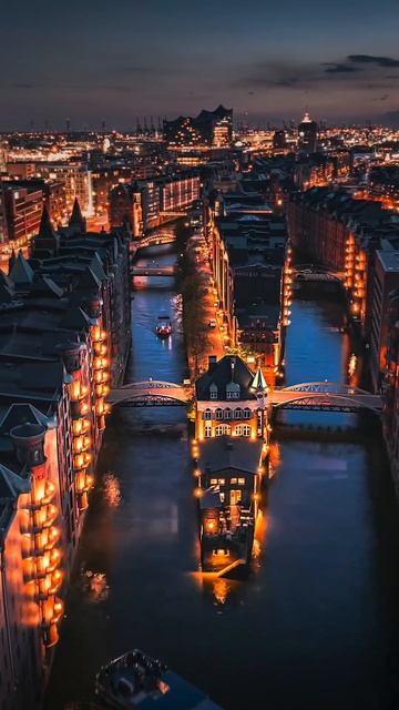 В Гамбурге в 1960–1962 годах The Beatles начали свою музыкальную карьеру. Сегодня это район ночно... смотреть онлайн