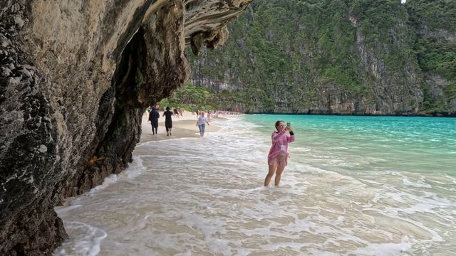 Бухта Майя-Бэй на острове Пхи Пхи, Таиланд. смотреть онлайн