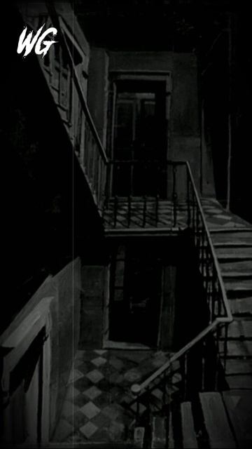 Зеркало в парадной.