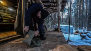 Строю хижину в тайге. Дверь, дровяник и безумная смена погоды за 3 недели.