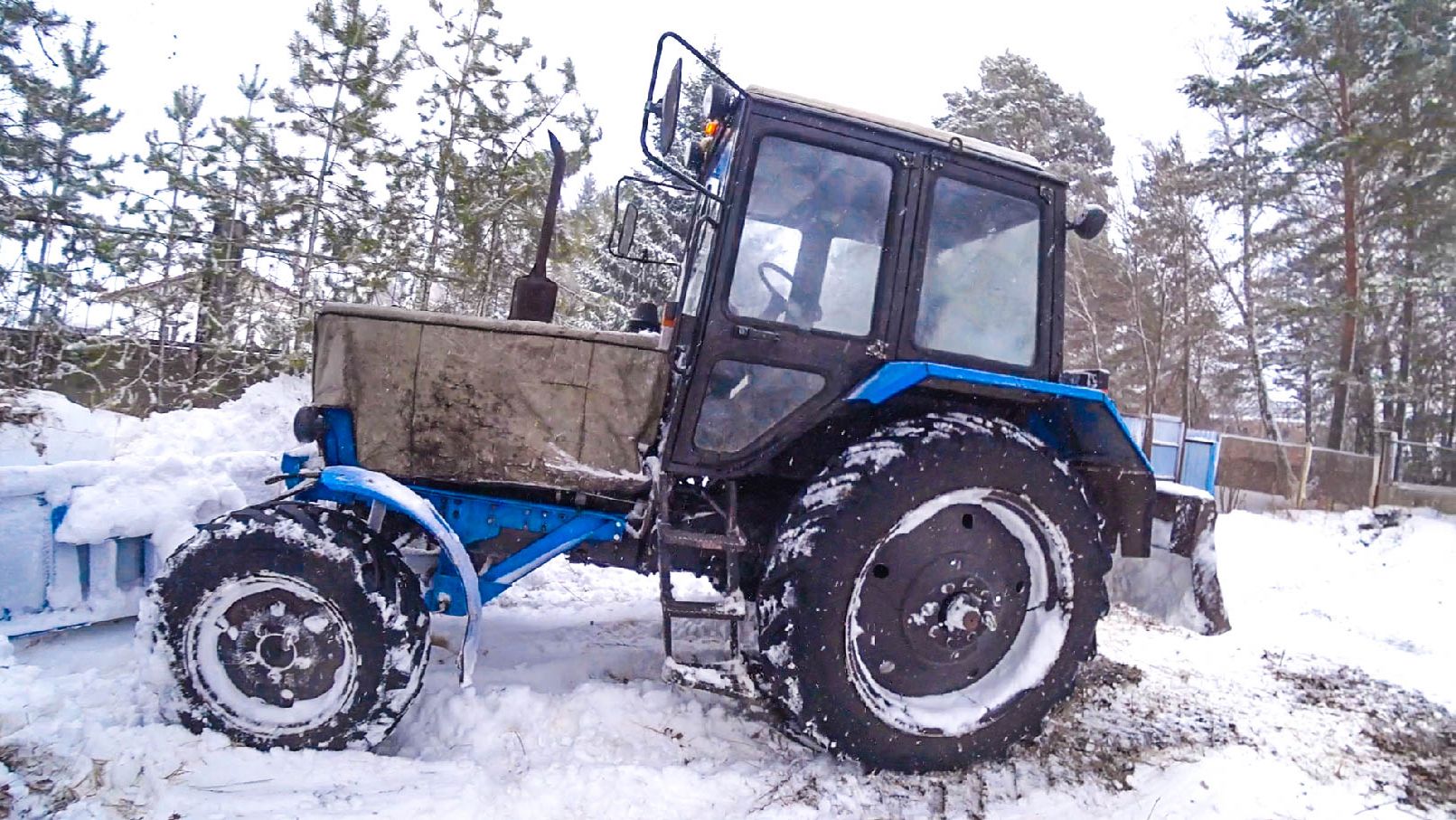 Чистим снег в метель на тракторе МТЗ-82,1 с двумя отвалами. смотреть онлайн