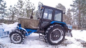 Чистим  снег в метель на тракторе МТЗ-82,1 с двумя отвалами.