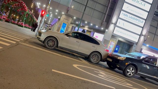 Старый Порше каен ударил новый каен