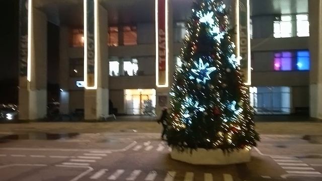 Москва готовится встречать Новый год! ёлки украшают улицы, создают праздничное новогоднее настроение смотреть онлайн